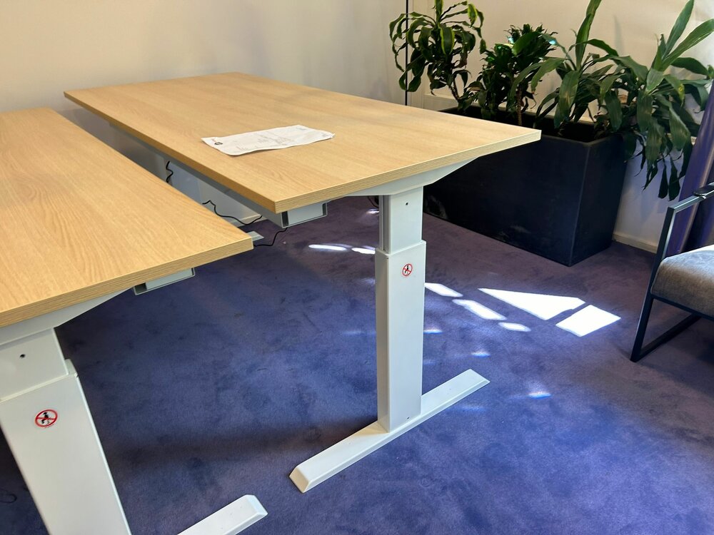 Aluforce 140 bureau | wissel staan en zitten achter je bureau af | Worktrainer.nl