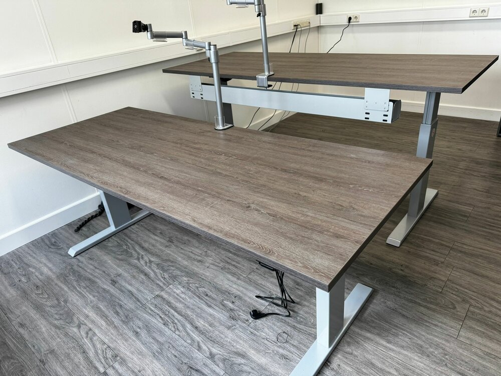 Aluforce 140 bureau | wissel staan en zitten achter je bureau af | Worktrainer.nl